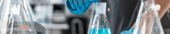 Un scientifique effectuant des mesures sur un liquide en laboratoire, afin de garantir la conformité à la réglementation REACH.